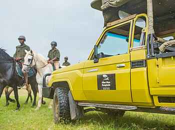 Olare Mara Kempinski: Reiter und Geländefahrzeug