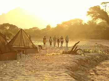 Sarara Tree: Fly Camping in einem trockenen Flussbett Sarara Tree: Fly Camping in einem trockenen Flussbett