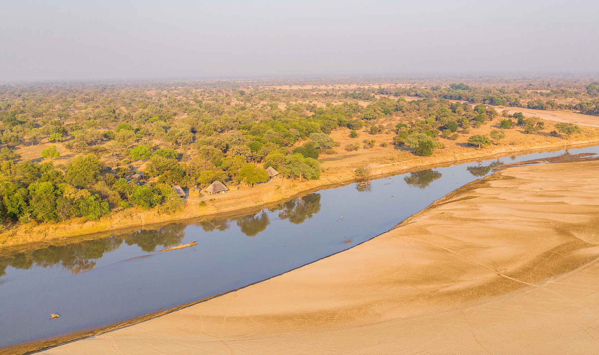 Chalet, Elefant, Kakuli, Luangwa, Luangwa River, Luwi River, Luxus, Nachhhaltigkeit, Natur, Norman Carr, Norman Carr Safaris, Panorama, Sambia, South Luangwa National Park, Time + Tide, Time + Tide Africa, Time + Tide Kakuli, Zentrale Einrichtung, Afrikarma, Afrikarma Safaris, Afrikarma Safaris. Wildnis. Hautnah., Afrikarma.de
