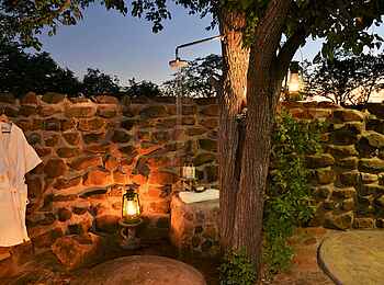 Wildtrack Safaris Eco Lodge: Außendusche Wildtrack Safaris Eco Lodge: Außendusche