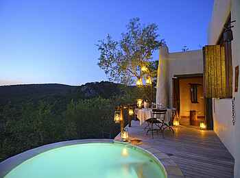 &Beyond Phinda Rock Lodge: Pool und Terrasse am Abend &Beyond Phinda Rock Lodge: Pool und Terrasse am Abend