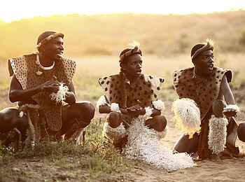 &Beyond Phinda Rock Lodge: Traditionelle Bekleidung der Zulu &Beyond Phinda Rock Lodge: Traditionelle Bekleidung der Zulu