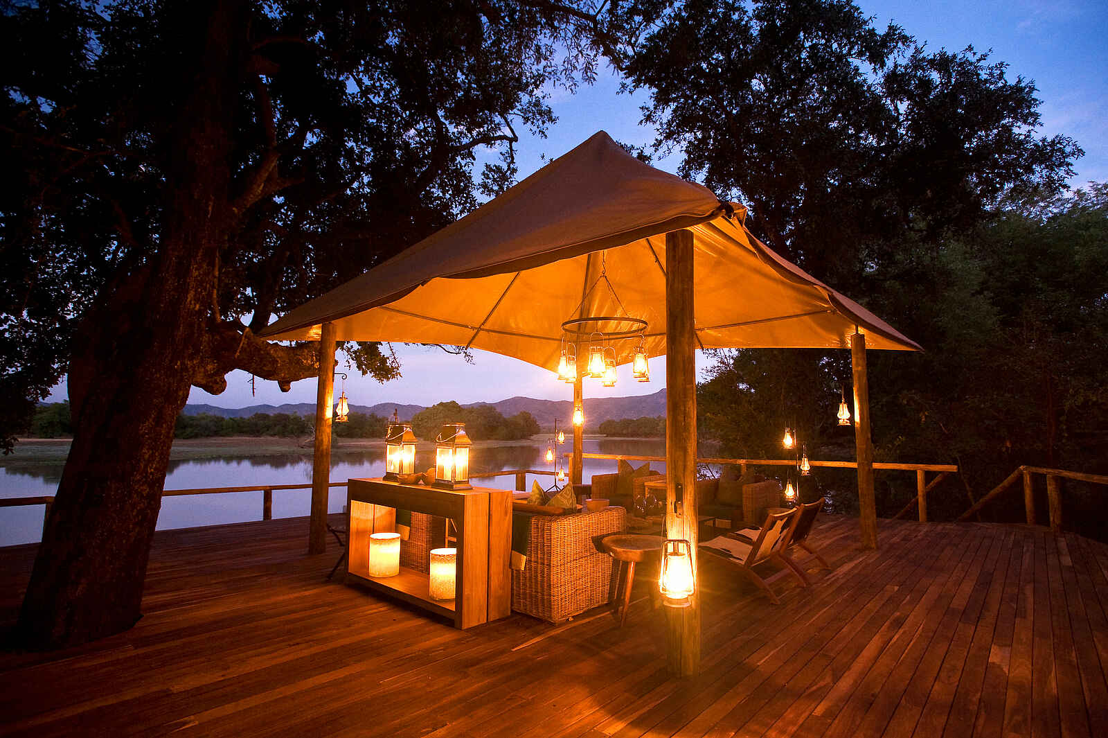 Chindeni Bushcamp: Abendbeleuchtung auf dem Deck Chindeni Bushcamp: Abendbeleuchtung auf dem Deck