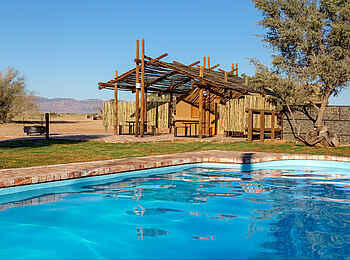 Desert Camp: Boma und Pool Desert Camp: Boma und Pool