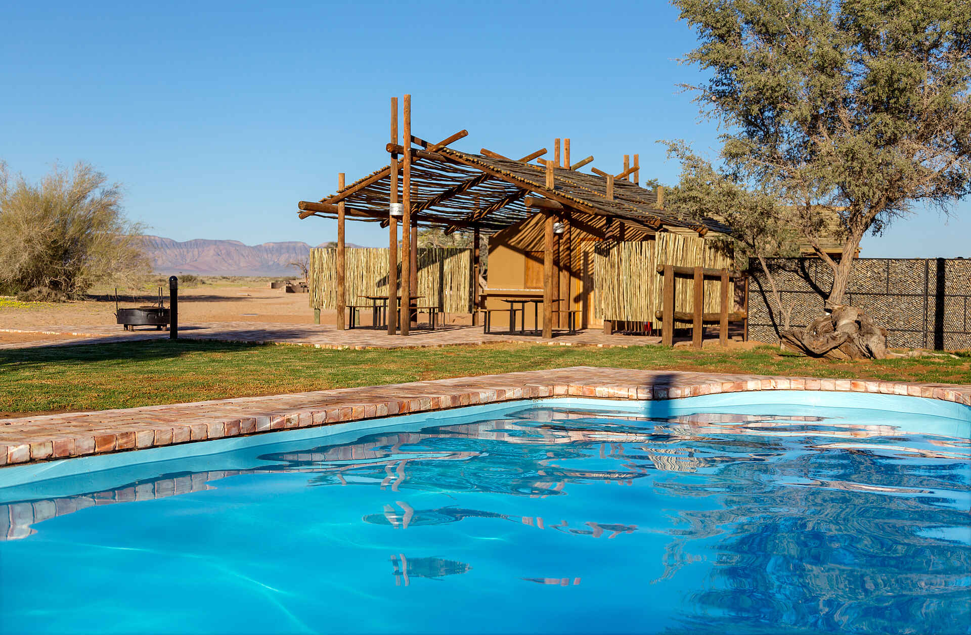 Desert Camp: Boma und Pool Desert Camp: Boma und Pool