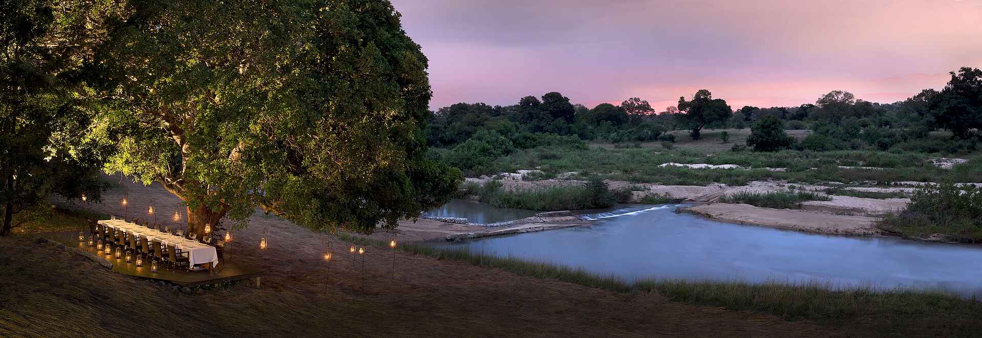 Dulini Private Game Reserve, Dulini River Lodge, Kruger National Park, Mabrak River, Sabi Sands Game Reserve, Südafrika, Dinner, Essen, Flussufer, Gedeckter Tisch, Mahlzeit, Outdoor, Sonnenuntergang, Tafel, Afrikarma, Afrikarma Safaris, Afrikarma Safaris – Wildnis. Hautnah., afrikarma.de, Sand River