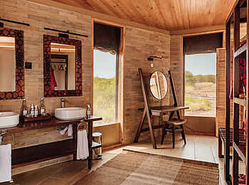 Elephant Gorge Camp: Suite Doppelwaschbecken und Ankleidebereich