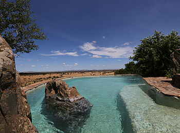 Grumeti Hills Camp: Swimming Pool mit Serengeti-Blick