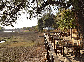 Kapani Lodge: Deck am Lagunenrand