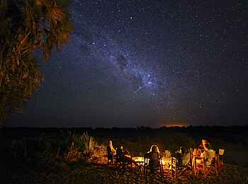 Kichaka Expeditions: Lagerfeuer unter Sternenhimmel