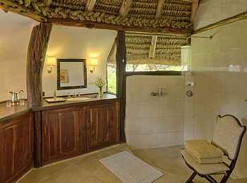 Kifaru House: Das Badezimmer Kifaru House: Das Badezimmer