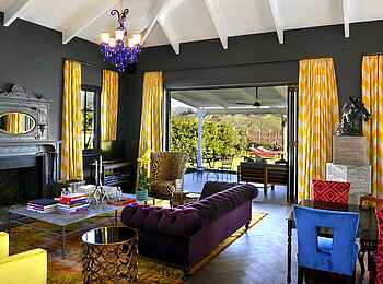 La Cle des Montagnes: Lounge mit Kamin der Villa La Galerie La Cle des Montagnes: Lounge mit Kamin der Villa La Galerie