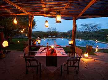 Lewa Safari Camp: Main Area am Abend