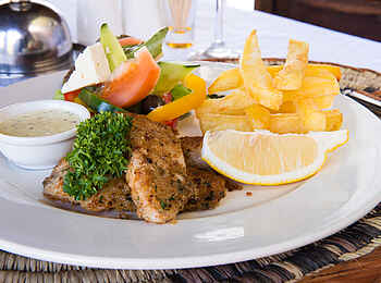 Mukambi Safari Lodge: Hauptgericht Mukambi Safari Lodge: Hauptgericht