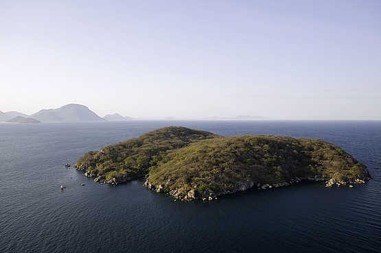 Mumbo Island: Blick über die Insel zu den Bergen