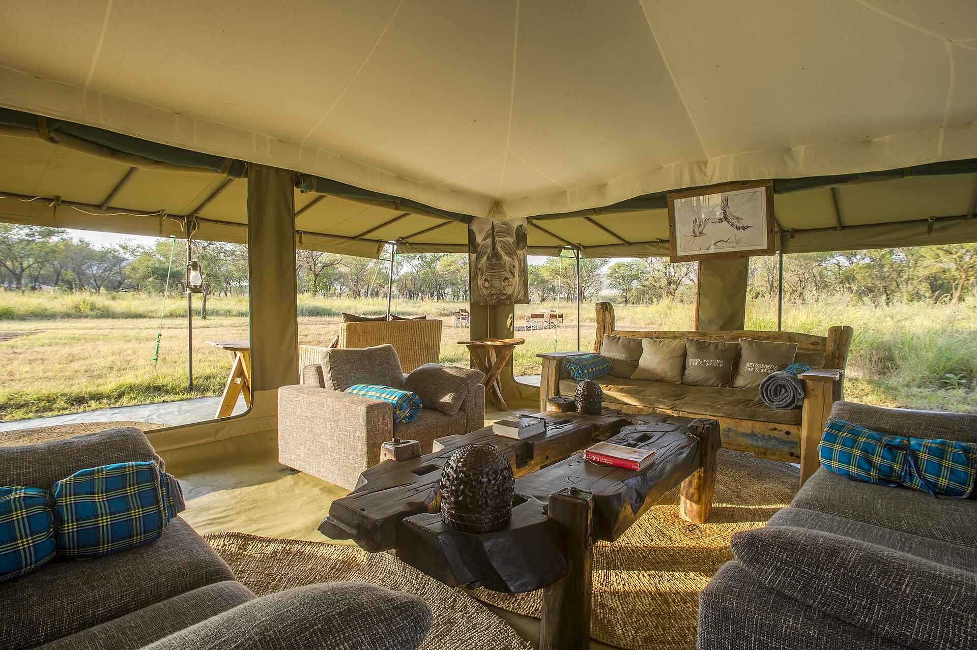 afrikarma, afrikarma safaris, afrikarma safaris - Wildnis. Hautnah., afrikarma.de, loungebereich, naona Moru Camp, nasikia Camps Tanzania, serengeti Nationalpark