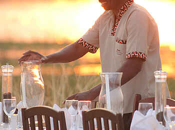 Royal Zambezi Lodge: Esstisch beim Inseldinner