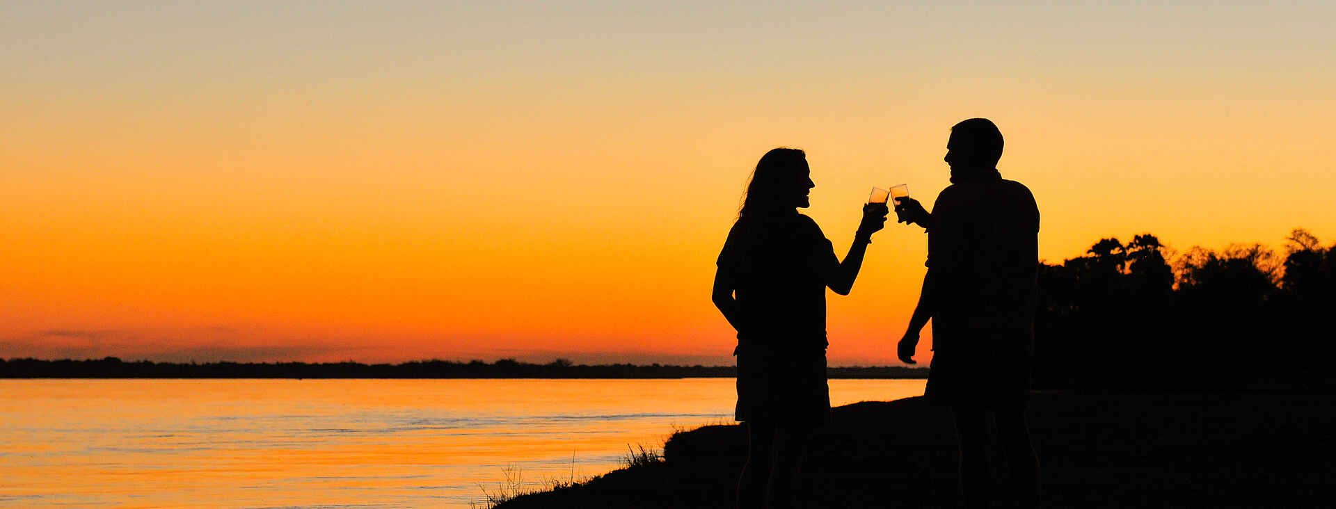 Hochzeitsreise, Lower Zambezi, Lower Zambezi National Park, Luxus, Royal Zambezi Lodge, Sambesi, Sambesital, Sonnenuntergang, Sundowner, Afrikarma, Afrikarma Safaris, Afrikarma Safaris - Wildnis. Hautnah., Afrikarma.de