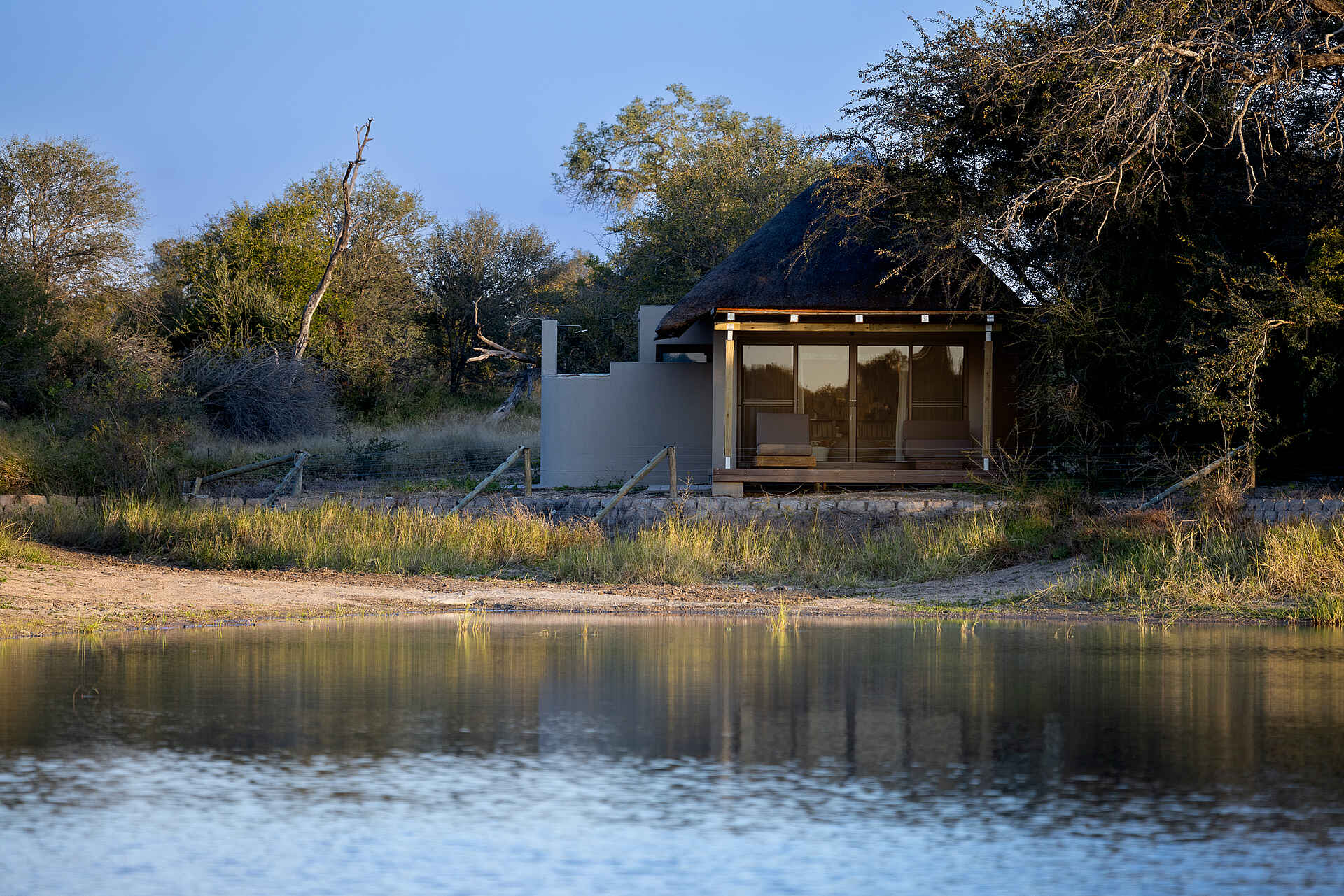 Simbavati Waterside Lodge: Blick auf eine Suite