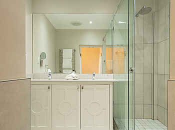 The Marine Hotel: Das Bad in einem Luxury Zimmer The Marine Hotel: Das Bad in einem Luxury Zimmer