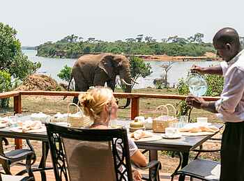 The River Station Lodge: Frühstück auf der Terrasse The River Station Lodge: Frühstück auf der Terrasse