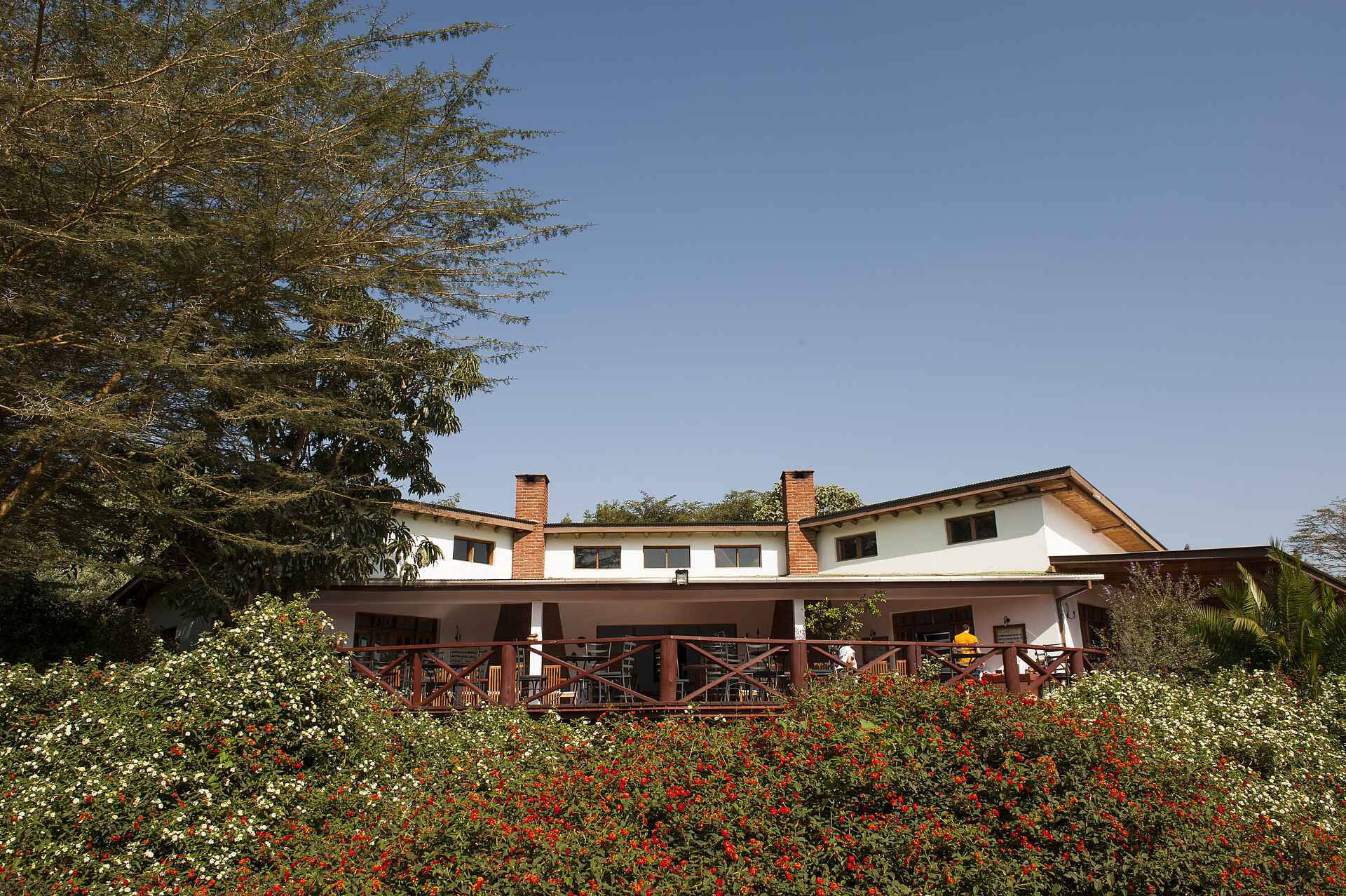 Tloma Lodge: Der Blick aus den Gärten auf das Haupthaus Ngorongoro Conservation Area, Ngorongoro-Krater, Tansania, Tloma Lodge, Gärten, Hauptbereich, Haupthaus, Terrasse, Afrikarma, Afrikarma Safaris, Afrikarma Safaris – Wildnis. Hautnah., afrikarma.de
