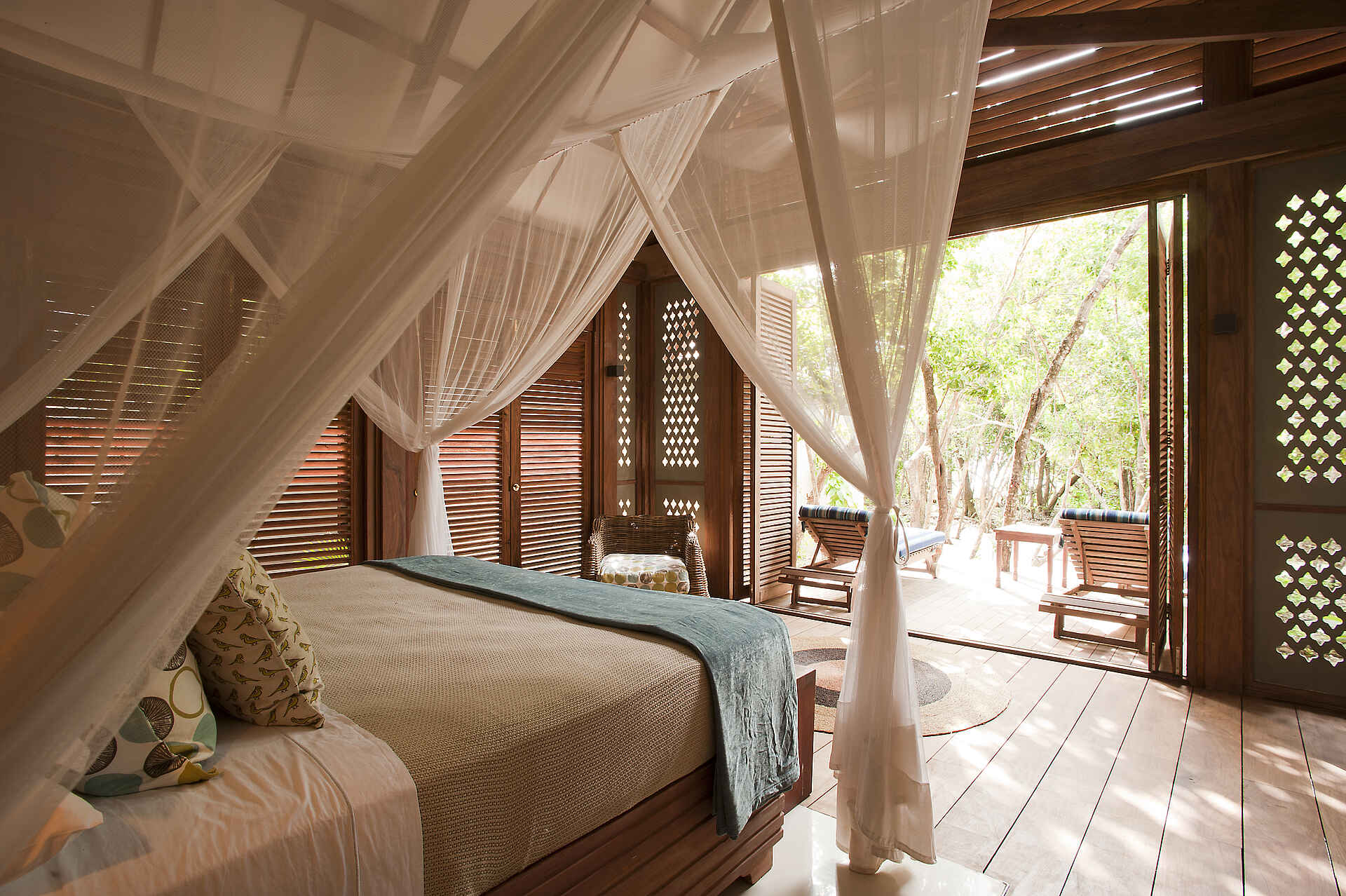 Vamizi Island: Kipila Schlafzimmer mit Terrasse kipila, suite, terrasse, &Beyond, Mosambik, Vamizi Island, afrikarma, afrikarma safaris, afrikarma safaris - wildnis. hautnah, afrikarma.de