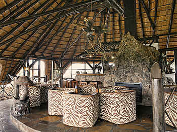 Vingerklip Lodge: Loungebereich des Hauptgebäudes mit Sitzgruppen und der Bar im Hintergrund