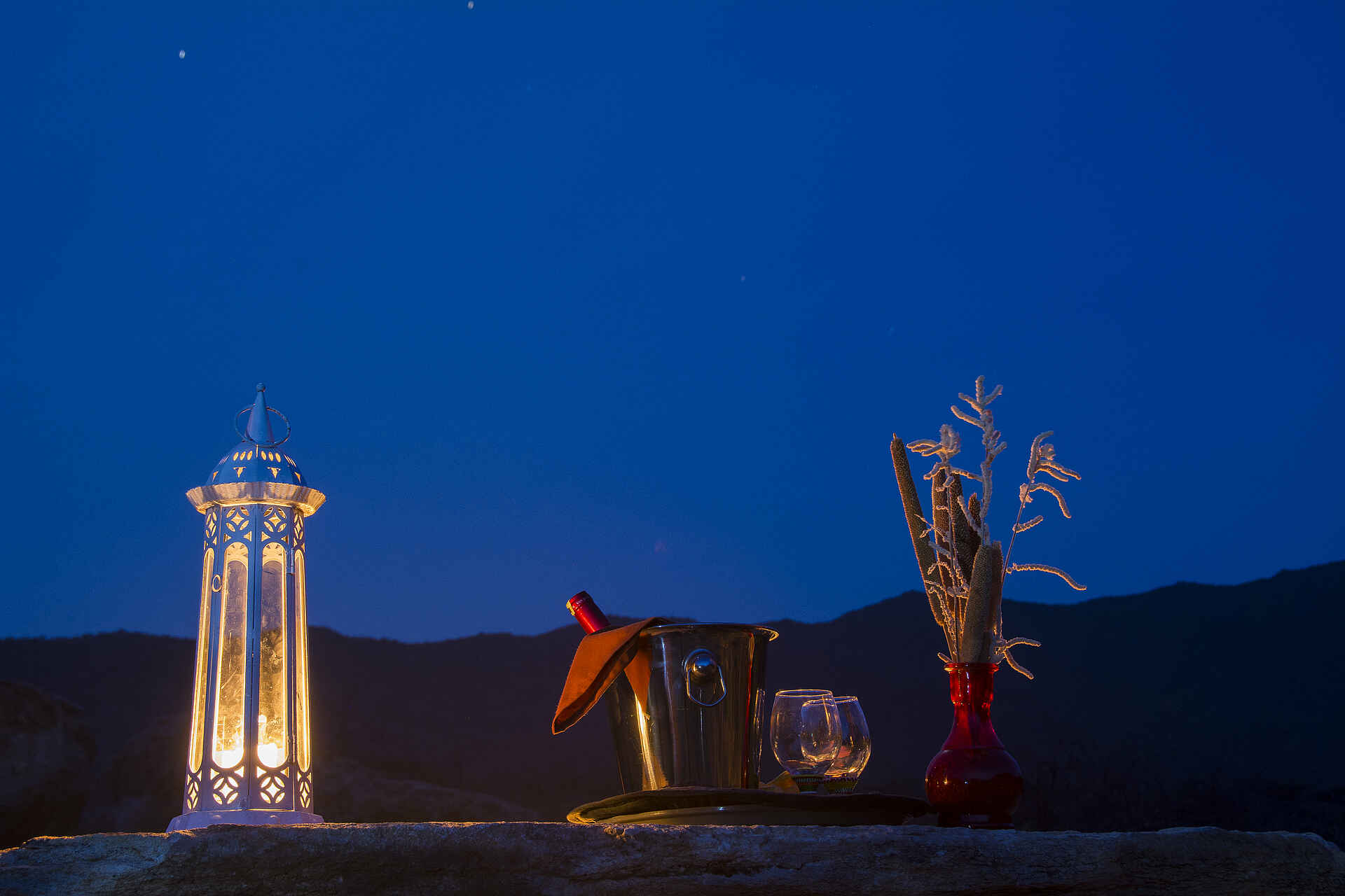 Koros Camp: Swahili-Dekoration Angie Taylor, Koros Camp, Lake Turkana, Northern Kenya, Vanessa Knight, Lagerfeuer, Swahili-Dekoration, Afrikarma, Afrikarma Safaris, Afrikarma Safaris. Wildnis. Hautnah., Afrikarma.de