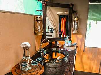 Mara Bush Camp: Badezimmer mit Waschbecken und Spiegel Mara Bush Camp: Badezimmer mit Waschbecken und Spiegel