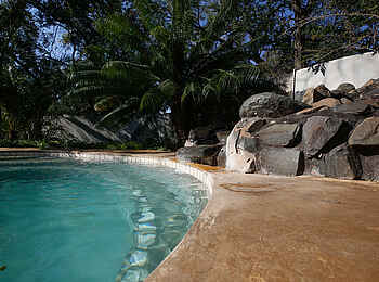 Notten's Bush Camp: Pool mit Natursteinen Notten's Bush Camp: Pool mit Natursteinen