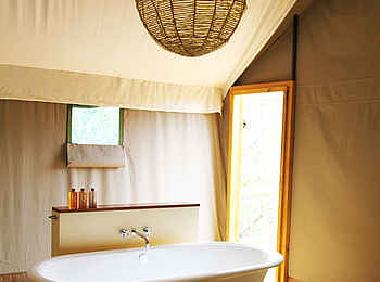 Ruzizi Tented Lodge: Freistehende Badewanne im Baumhaus-Zelt