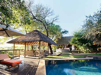 Sabi Sabi Selati Camp: Das Pooldeck mit Veranda Sabi Sabi Selati Camp: Das Pooldeck mit Veranda