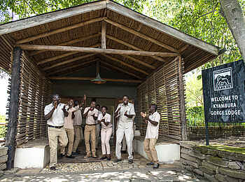 Volcanoes Kyambura Gorge Lodge: Team bei der Begrüßung Volcanoes Kyambura Gorge Lodge: Team bei der Begrüßung