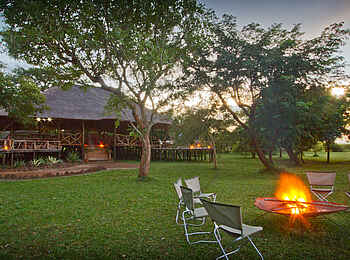 Baker's Lodge: Lagerfeuer im Sonnenuntergang Baker's Lodge: Lagerfeuer im Sonnenuntergang