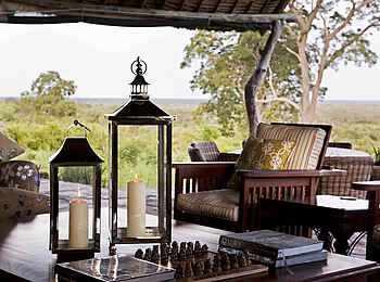 Beho Beho Camp: Loungetisch mit Schachspiel und Laternen