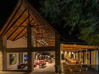 Chobe River Lodge: Ansicht bei Nacht