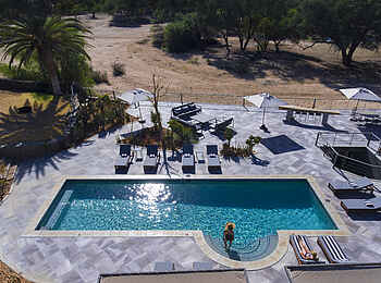 Epako Safari Lodge and Spa: Blick auf den Pool