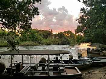 Ichingo Chobe River Lodge: Die Bootsanlegestelle Ichingo Chobe River Lodge: Die Bootsanlegestelle