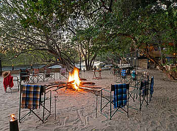 Ichingo Chobe River Lodge: Lagerfeuer Ichingo Chobe River Lodge: Lagerfeuer