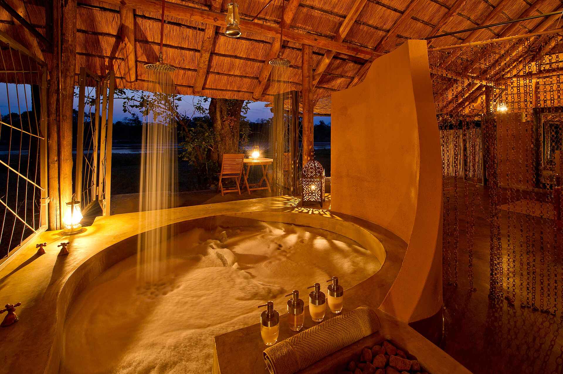 Kapamba Bushcamp: Eingelassene Badewanne Kapamba Bushcamp: Eingelassene Badewanne