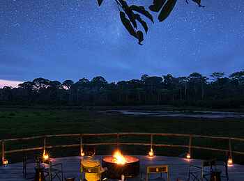 Lango Camp: Lagerfeuer in der Boma unter einem leuchtenden Sternenhimmel Lango Camp: Lagerfeuer in der Boma unter einem leuchtenden Sternenhimmel