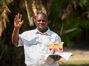 Mukambi Busanga Plains Camp: Zum Wohl Mukambi Busanga Plains Camp: Zum Wohl