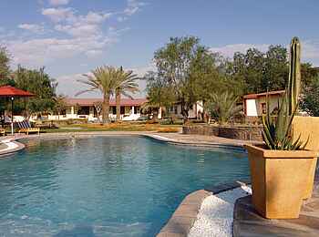 Namib Desert Lodge: Pool und Gästeunterkünfte Namib Desert Lodge: Pool und Gästeunterkünfte
