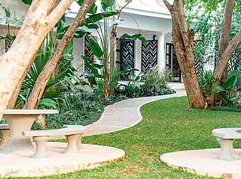 Nkosi Guest Lodge: Wege durchs Camp