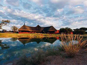 Okonjima Bush Camp: Campspiegelung im Wasser