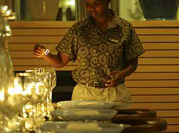 Phinda Homestead: Servicepersonal am Esstisch Phinda Homestead: Servicepersonal am Esstisch