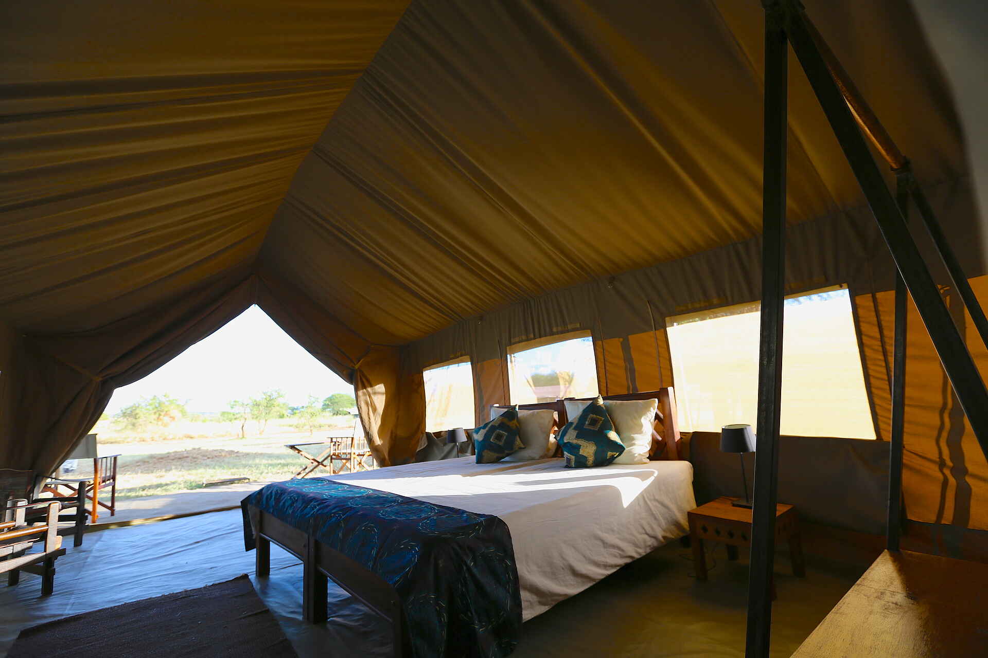 Ronjo Camp: Blick aus dem Zelt heraus Ronjo Camp, Serengeti, Tanganyika Expeditions, Doppelbett, Gästezelt, Afrikarma, Afrikarma Safaris, Afrikarma Safaris - Wildnis. Hautnah., Afrikarma.de