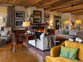 Samara Karoo Lodge: Am Kamin