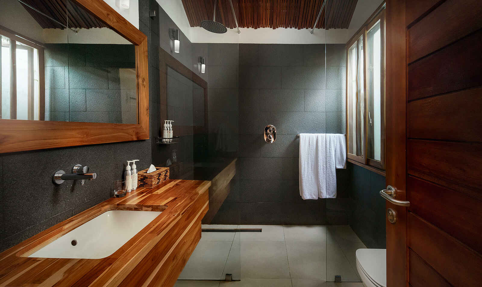 The Retreat Hotel: Deluxe King Room Bad The Retreat Hotel: Deluxe King Room Bad